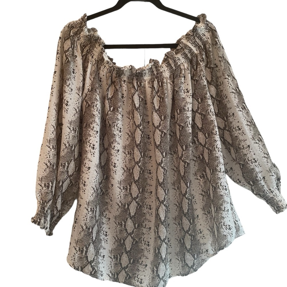 Rue21 woman’s shirring neckline top, size 3X - Picture 1 of 8
